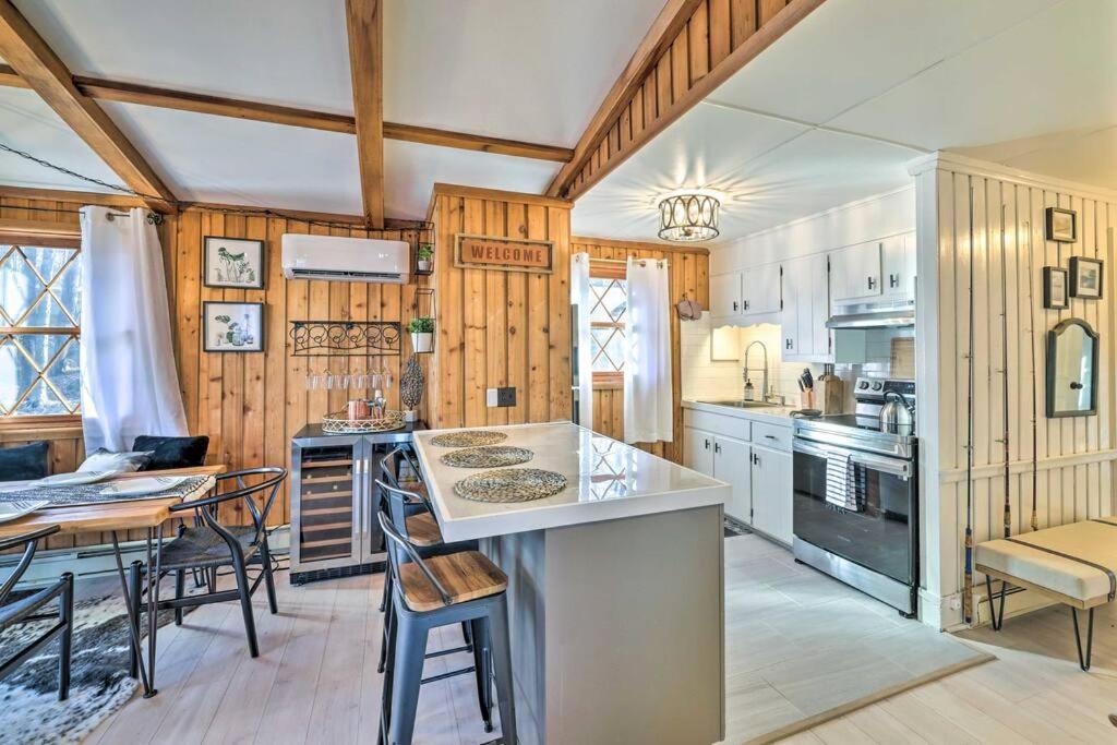 Stylish And Cozy Cabin, Walking Distance To Big Bass Lake Gouldsboro Exterior photo